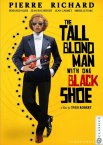 Високий блондин у чорному черевику